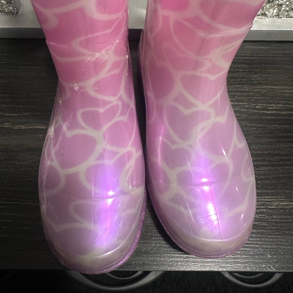 These little cute pink light up boots are so adorable. - Picture 5 of 6